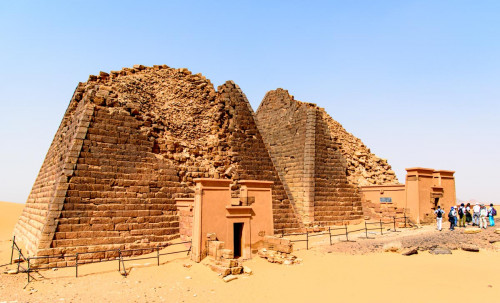 Pyramide der Königin Shanakdakhete, 2. Jh. v. Chr. (links)