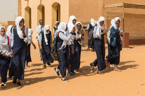 Schulklassen besuchen die Pyramiden von Meroe