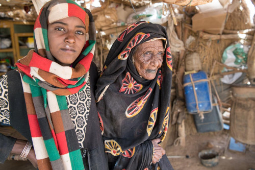 Nomadenfrau mit Enkelin