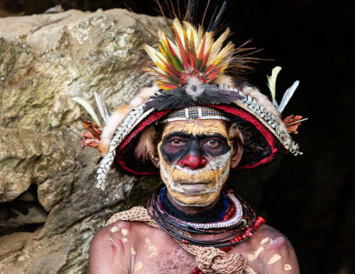 Huli Krieger bewacht die Knochenhöhle