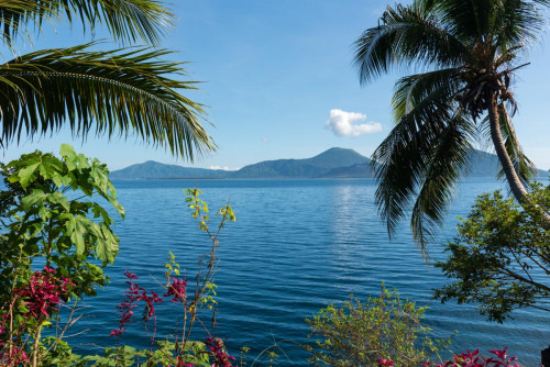 Von Vulkanen gesäumte Bucht bei Rabaul