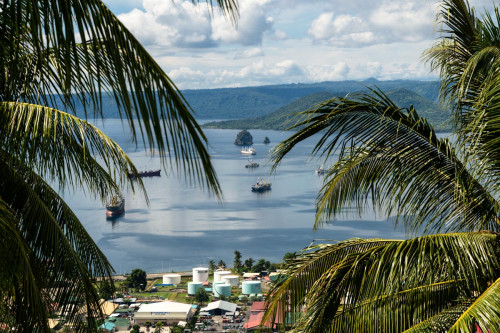 Blick auf das neue Rabaul und Hafenbucht