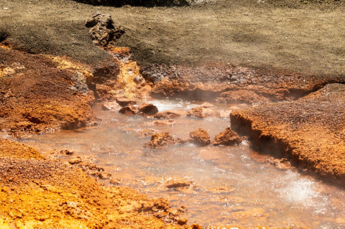 Heiße Schwefelquellen am Fuß des Mount Tavurvur