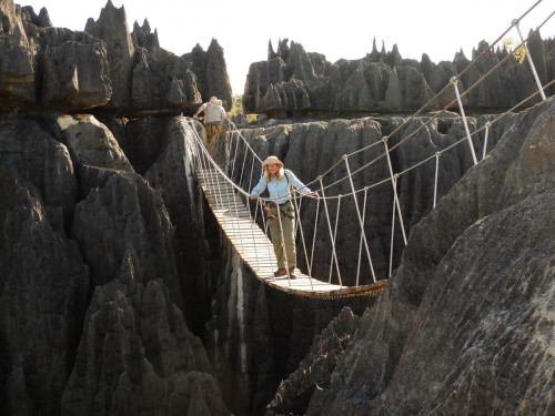 Hängebrücke in der Großen Tsingys