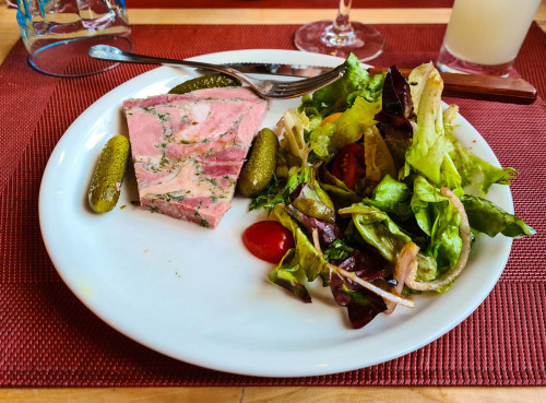 "Jambon persillé" - Schinken in Aspik (burgundische Spezialität)