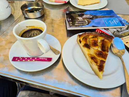Tarte aux pommes et café in Autun (Apfelkuchen und Kaffee)