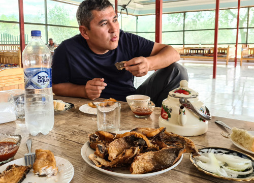 Gebratenen Fisch isst man traditionell mit der Hand