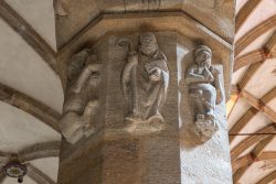 Relieffiguren am Säulenkapitell