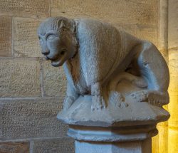 Löwe als Türwächter im Vorsaal der Abteikirche