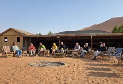 Aufwärmen in der Sonne, Empty Quarter Lodge