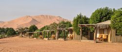 Die Bungalows der Empty Quarter Lodge