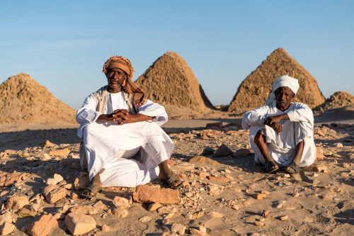 Sudanesen vor den Pyramiden von Nuri