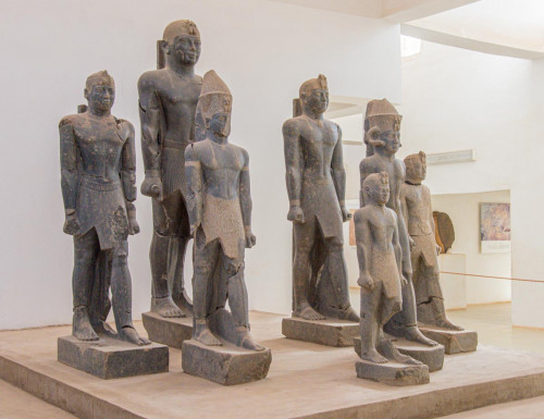 Statuen der schwarzen Pharaonen