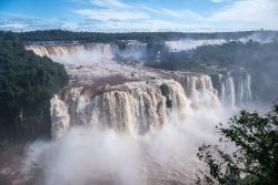 Blick von der brasilianischen Seite auf die argentinische