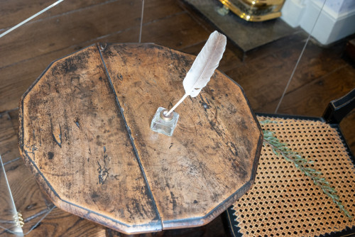 Das berühmte Schreibtischchen - hier schrieb sie drei ihrer sechs Romane