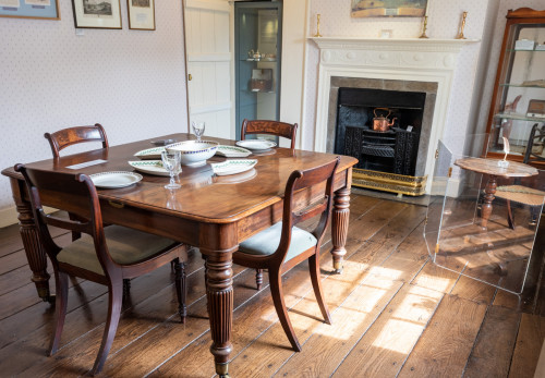 Esszimmer, im Hintergrund rechts Jane Austens Schreibtischchen