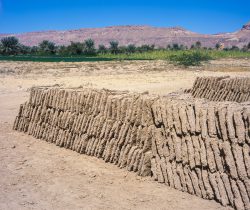 Lehmziegel zum Trocknen aufgestellt