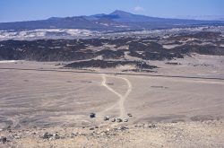 Blick vom Kraterrand auf Küstenstraße und Lavafeld