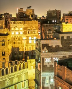 Blick von der Hotelterrasse auf das nächtliche Sanaa