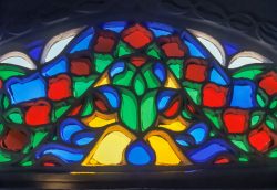 Felsenpalast Dar al-Hajar, Glasfenster