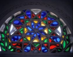 Felsenpalast Dar al-Hajar, Glasfenster