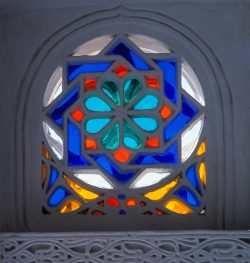 Felsenpalast Dar al-Hajar, Glasfenster