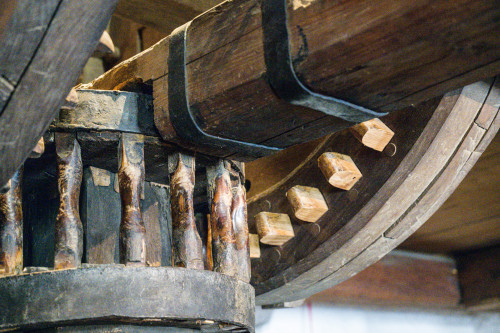 Zahnradübersetzung der Antriebswelle an der Mangel