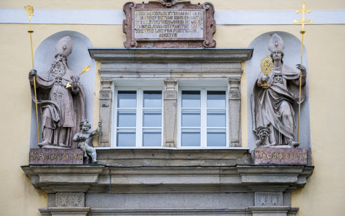 Eingangsportel Stift Schlägl mit St. Augustinus und St. Norbertus