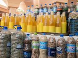 Ghee und diverse Hülsenfrüchte in vorbildlich wiederverwerteten Flaschen