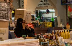 Stand mit Ghee, Öl und Gewürzsaucen