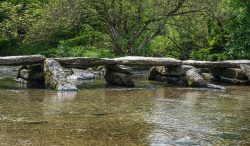 Tarr Bridge (eine Clapperbridge = Steinplattenbrücke)