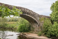 Alte Steinbrücke über den Irthing