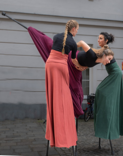 Danzanko Stelzen Tanz