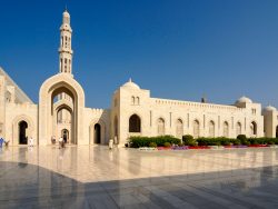 Großer Innenhof der Sultan Qaboos Moschee