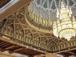 Die Kuppel mit dem Kronleuchter der Sultan Qaboos Moschee