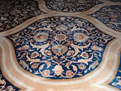 Ausschnitt des handgeknüpften Teppichs der Sultan Qaboos Moschee