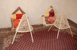 Kleiderständer zum Auffrischen der Gewänder mit Weihrauchdämpfen