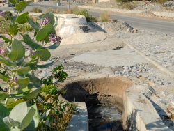 Der Bewässerungskanal durchquert das Wadi Sumail