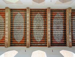 Bemalte Holzdecke in der Festung Jabrin