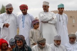 Interessierte Zuseher am Viehmarkt