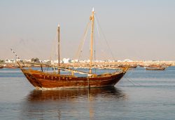 Eine Segel-Dhau in Sur