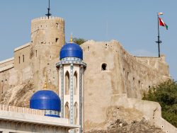 Minarett der Al Khor Moschee vor dem Fort Mirani