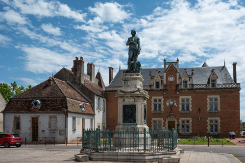 Rathaus und Napoleonstatue in Auxonne