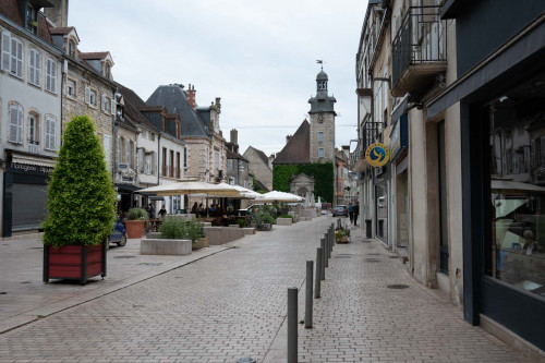 Hauptplatz in Nuits-St-George mit Belfried aus dem 17. Jh.