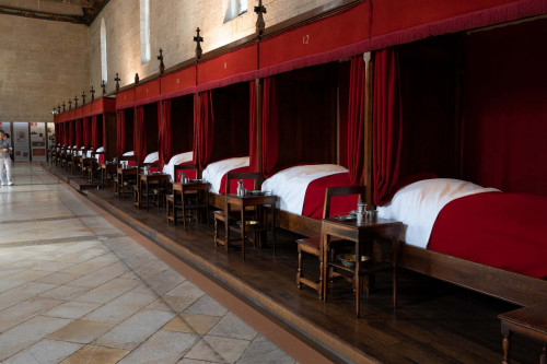 Die Betten des großen Krankensaals