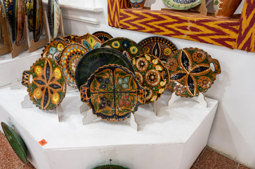 die typische Keramik von Gijduvon in Brauntönen