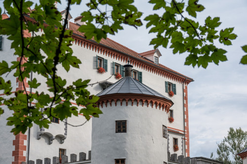 Grad Snežnik - Schloss Schneeberg