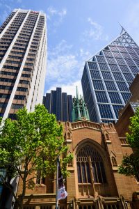 St. Stephen's Uniting Church mit Skyline