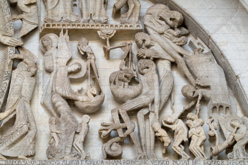 Tympanon: der Hl. Michael kämpft mit dem Teufel um die Seele