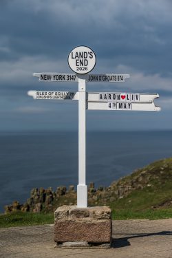 Der berühmte Entfernungsanzeiger in Land's End